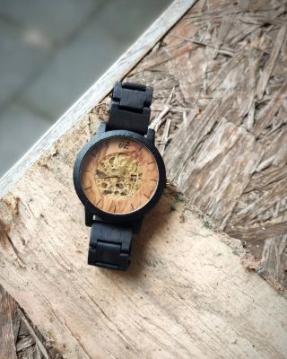Šťastný Nový rok 🎉 #woodenwatch #handcrafted #rucnivyroba #drevenehodinky #protiproudu #adversoflumine #robswooddesign...