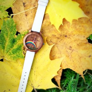 Podle kalendáře zima, za okny jaro a k tomu hodinky v podzimním kabátu :) woodenwatch #handcrafted #rucnivyroba...