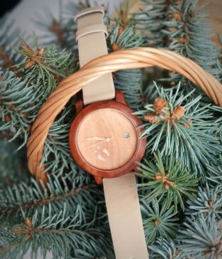 Minimalismus 🐰 woodenwatch #handcrafted #rucnivyroba #drevenehodinky #protiproudu #adversoflumine #robswooddesign #nature...