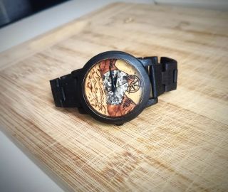 První zakázka se skládaným číselníkem v kombinaci se skeletonovým automatickým strojkem. Na motiv moře, hor a nebe jsem...